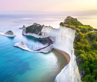 Eine Reise zu saphirblauen Meeren und steinigen Küsten