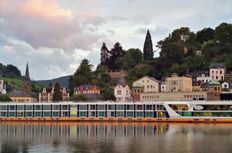  - Festtagsreise auf der Donau