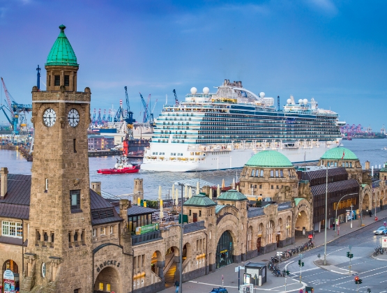 Kreuzfahrtschiff an den Landungsbrücken: Die Hafencity als perfekter Ausgangspunkt für Ihre Kreuzfahrt