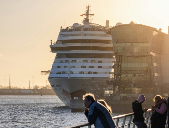 Kreuzfahrtschiff im Hamburger Hafen: Entdecken Sie mit Mare Reisen die Routenvielfalt ab Hamburg